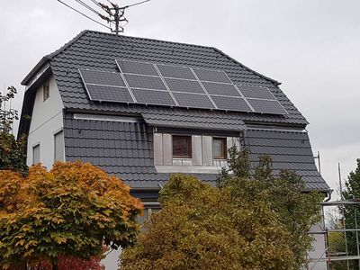 Ein schwarzes Dach mit Photovoltaikanlagen.